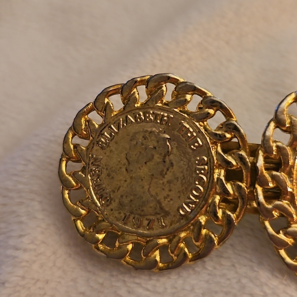 Vintage Elegant 1971 Queen Elizabeth the Second Coin Castlecore Barrette - Picture 3 of 7